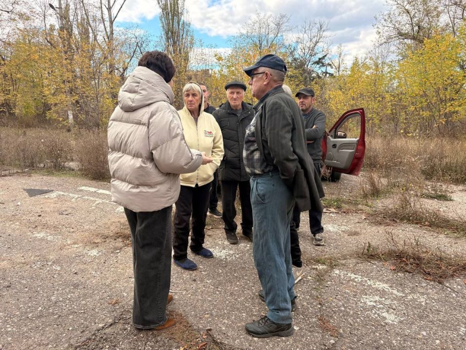 ВСТРЕЧИ С ЖИТЕЛЯМИ. 24 ноября 2025 года депутаты Ясиноватского муниципального совета Донецкой Народной Республики от фракции «Единая Россия» Анна Бондарь и Виталий Кухта провели встречу с жителями