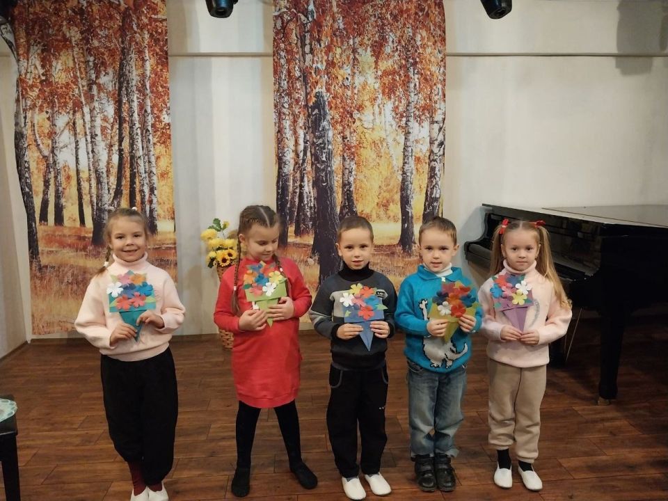 В Ждановской детской школе искусств прошел утренник в честь Дня матери