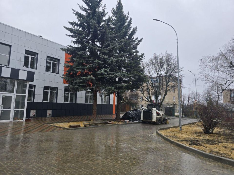 Якутия продолжает благоустройство территории Дома детского и юношеского творчества в Докучаевске