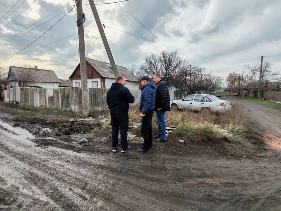 Встреча с населением. Сегодня, 24 ноября, в рамках протокольного поручения Главы ДНР Дениса Пушилина, Председатель Торезского городского совета Александр Казмерчук провел встречу с жителями ул. Уссурийская