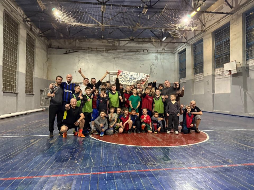 19.11.2025 В МБУ ДО "СШ №1" состоялся турнир по футболу Семейная Лига, среди юных воспитанников и их родителей, в упорной борьбе со счетом 10 : 9 победила команда юношей