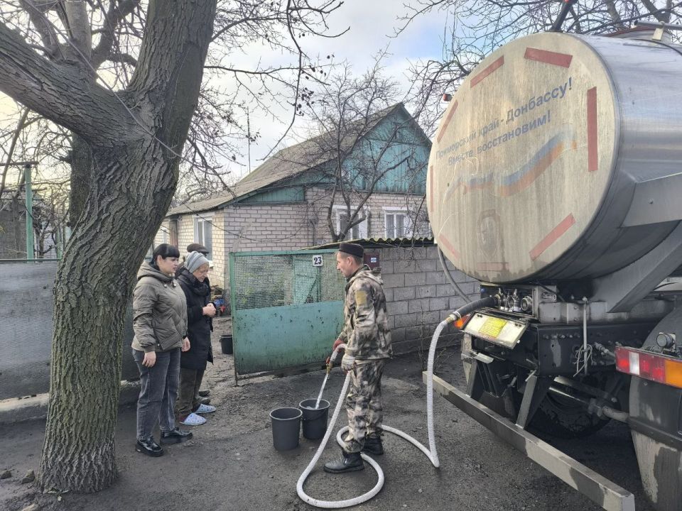 В рамках поручения Главы Республики Дениса Пушилина, депутат Торезского городского совета Анна Матраева присутствовала при подвозе воды населению по улице К. Либкнехта