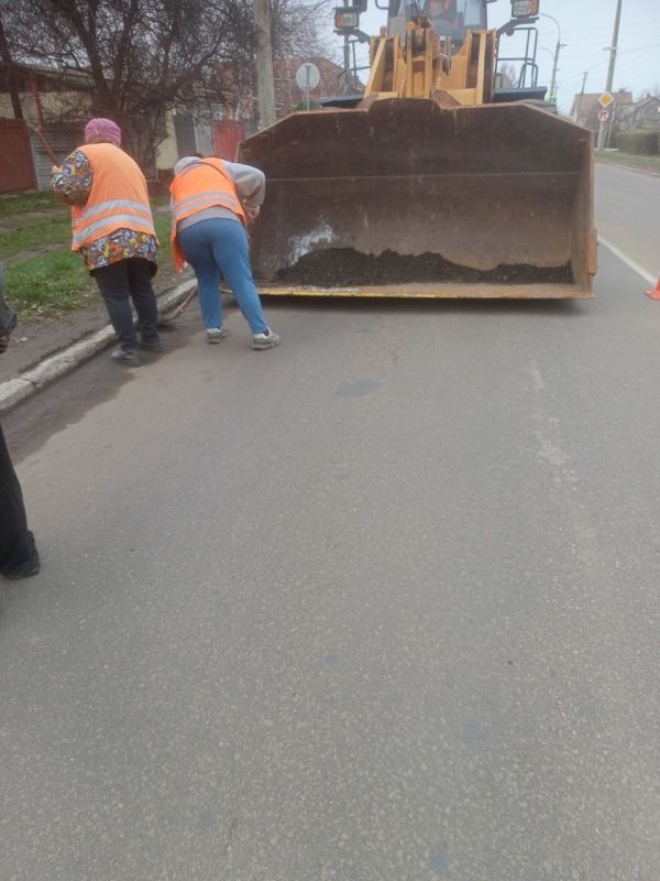 С заботой об округе.. На 25.11.2025 г. сотрудниками МУП АГЯ "ЖЭК" выполнены следующие виды работ: Выполнена уборка территории на Ясиноватском и Авдеевском участках #ЯсиноватскийМО #ЗаЧистотуОкруга