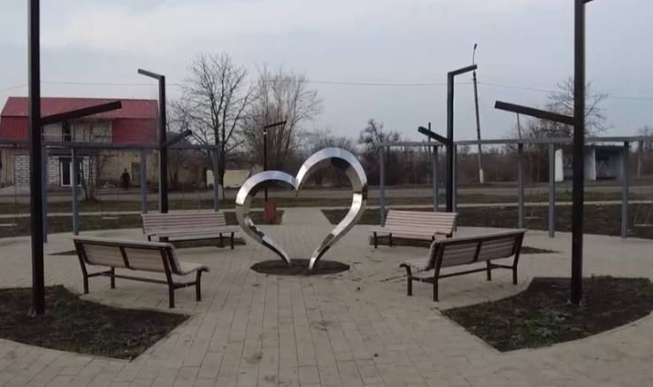 В Докучаевске открылся новый сквер «Семейный» по федеральной программе