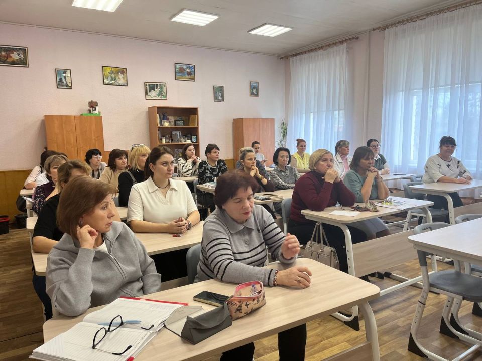 Заместитель главы муниципального образования городского округа Харцызск Виктория Рогожина совместно с заместителем главы муниципального образования городского округа Харцызск Виталием Легчилиным провели встречу с трудовым...