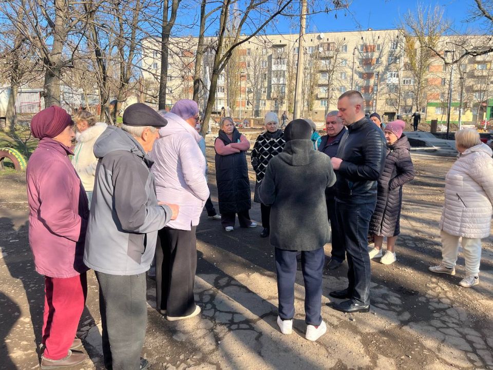 Первый заместитель главы Администрации городского округа Харцызск Олег Захаров провел встречу с жителями в г. Зугрэс по адресу ул. Станционная, д.2