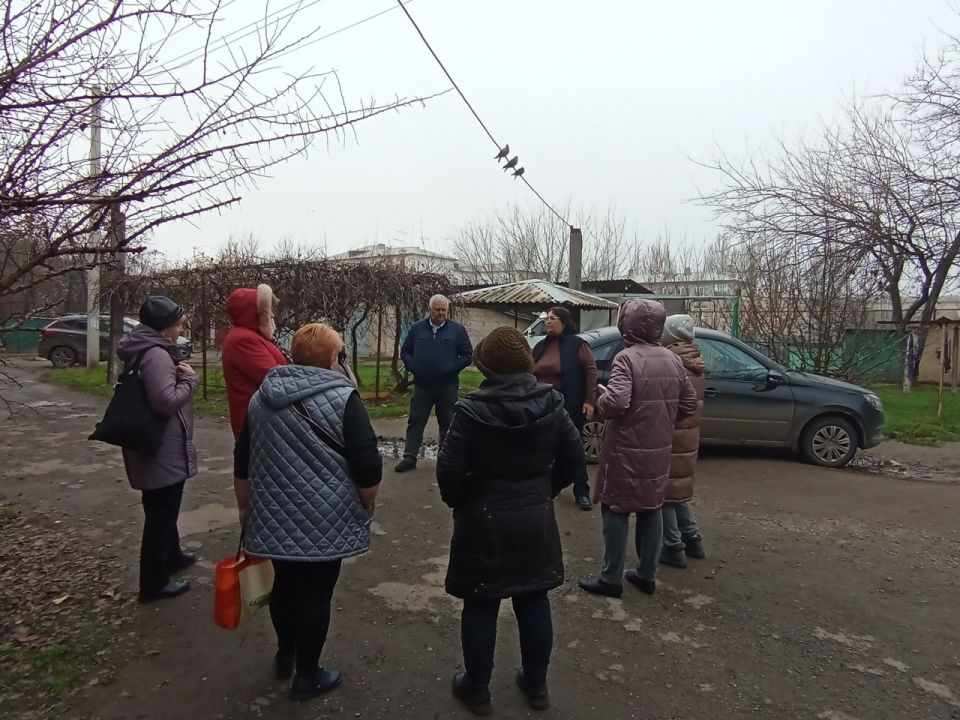 Начальник Комсомольского территориального управления Администрации Старобешевского муниципального округа Людмила Морщ провела встречу с жителями города Комсомольское