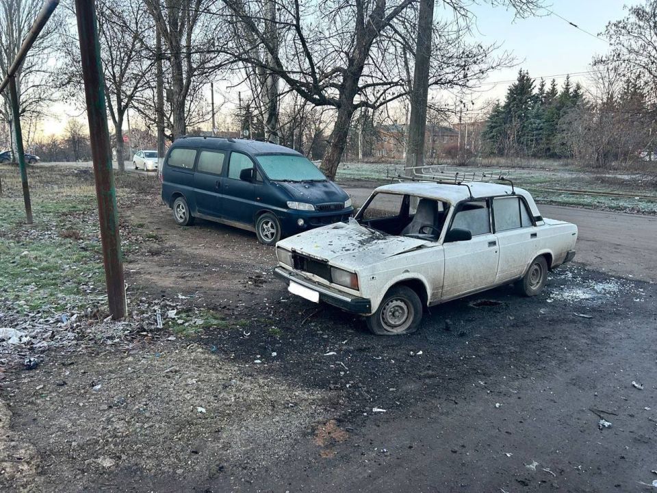 Сообщают, что ночью дрон ВСУ ударил по автомобилям в Горловке