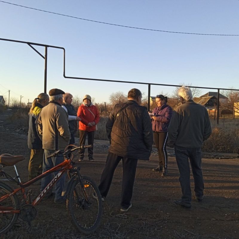 Сегодня, 25 ноября 2025 года, заведующий Новолуганским территориальным сектором, Анна Коваленко провела встречу с жителями улицы Набережной