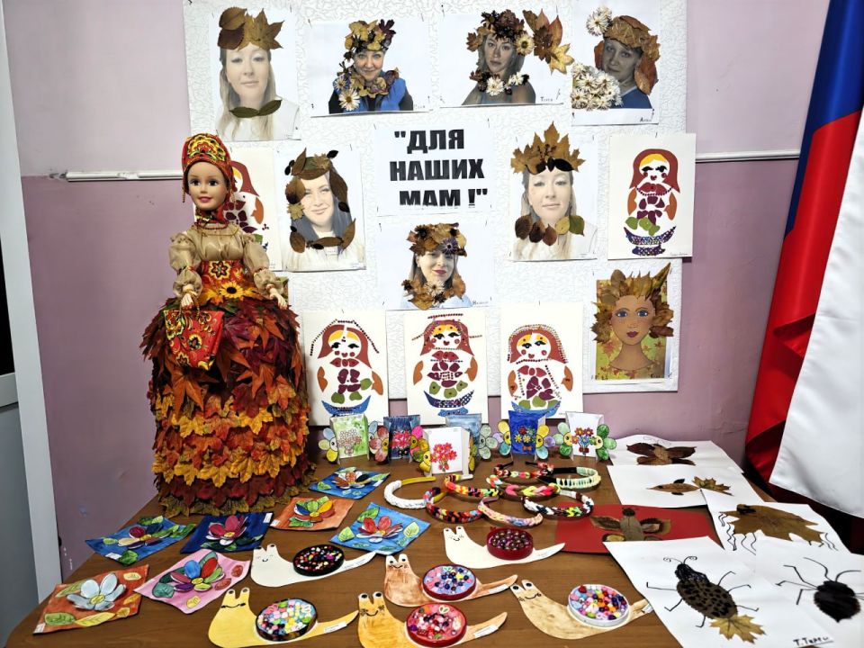 «Для наших мам!»-. выставка работ кружка «Умелые руки», посвященная Дню Матери