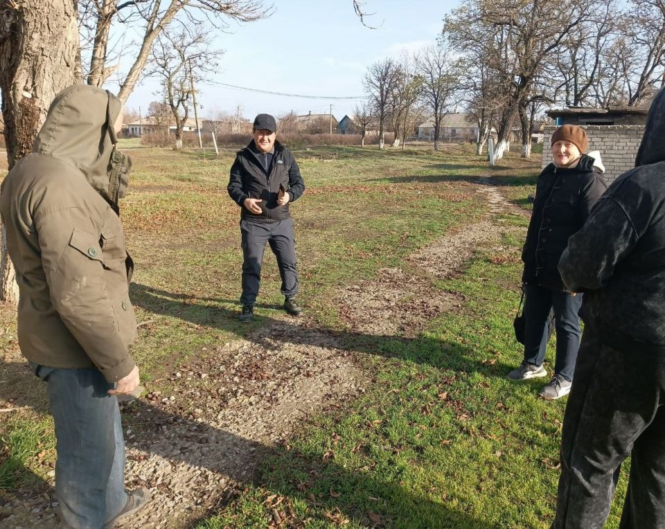 Сегодня, 25 ноября 2025 года, заведующий Луганским территориальным сектором Бобораим Хайитбоев провел встречу с жителями улицы Октябрьская