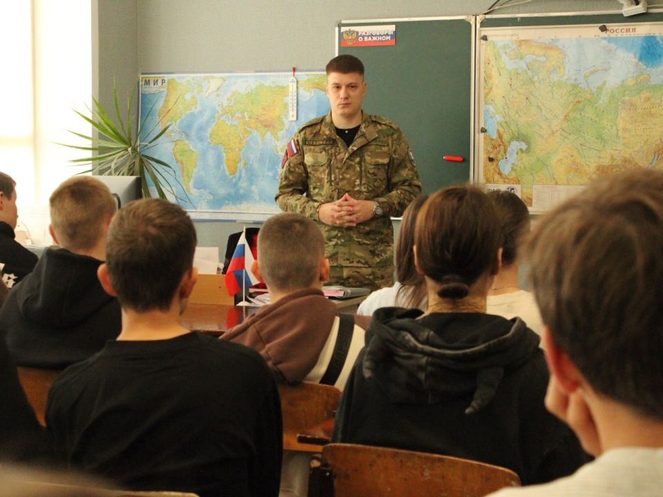 Уроки мужества в рамках проекта «Служу Отечеству», реализуемые фондом «Защитники Отечества», неуклонно расширяют свою географию на территории Донецкой Народной Республики