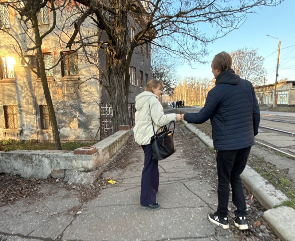 Сегодня, 26 ноября, в преддверии Дня Георгиевской ленты, в рамках проекта «Историческая память» в Кировском внутригородском районе состоялась патриотическая акция по раздаче георгиевских лент