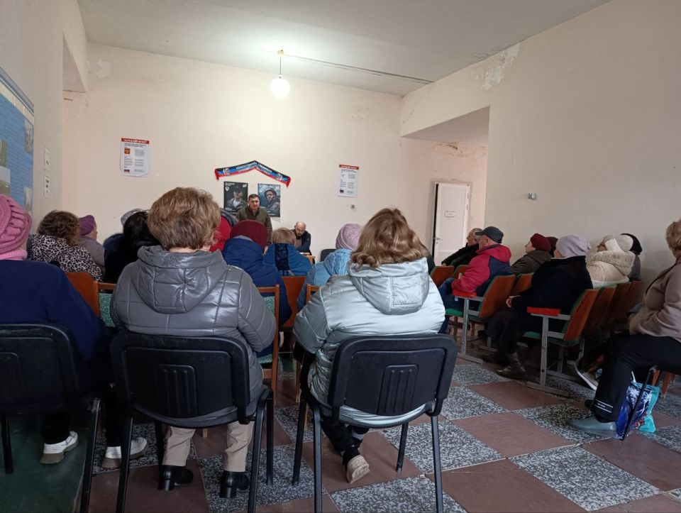 Глава Амвросиевского муниципального округа Игорь Лызов встретился с жителями пгт Новоамвросиевское