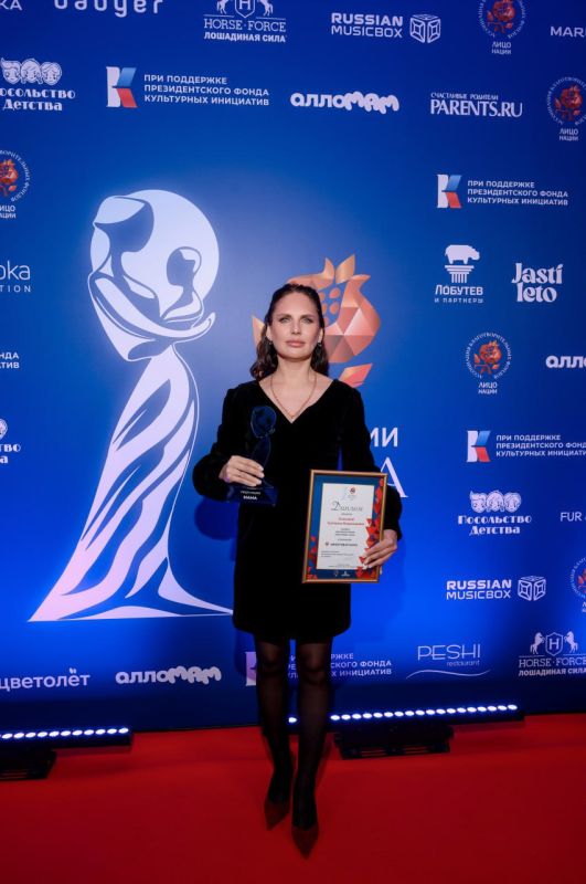 24 ноября, в преддверии Дня Матери, в Москве прошло вручение премии Лицо нации, посвящённой мамам, их ипостасям: "мама в праве", "мама традиций", "спортивная мама", "мама вдохновение", "ученая мама" и другие