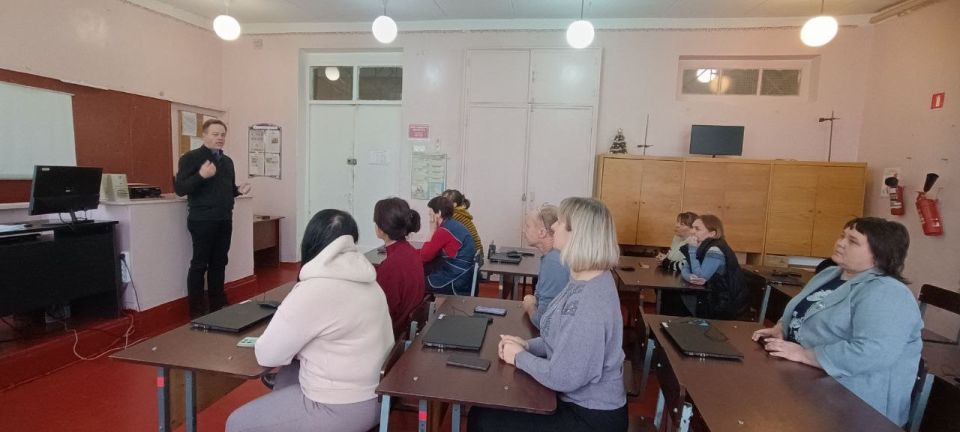 По поручению Главы Республики Дениса Пушилина, заведующий Ясиновским территориальным сектором Администрации городского округа Макеевка Донецкой Народной Республики Игорь Свинарь провел встречу с трудовым коллективом...