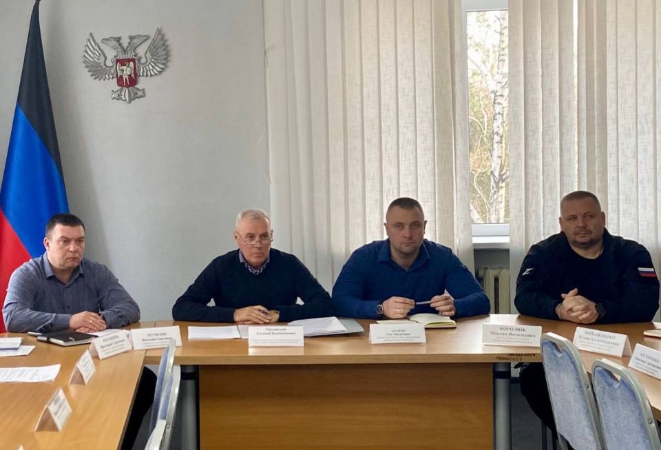 Заместитель председателя #Комитет_по_вопросам_агропромышленного_комплекса_земельных_отношений Максим Королюк принял участие в заседании оперативного штаба по вопросам здравоохранения в Харцызске