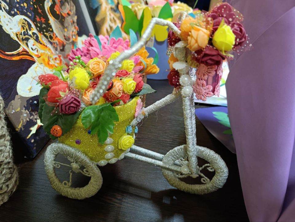 Выставка поделок и рисунков посвящённая Дню матери