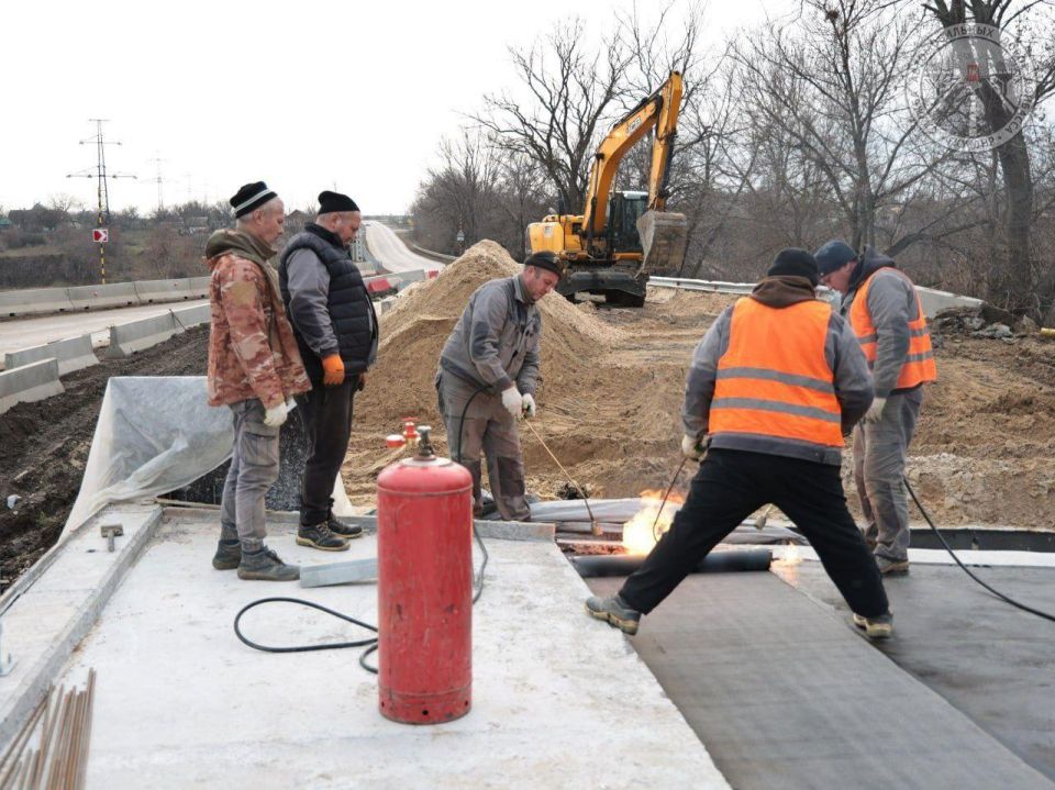 Завершается восстановление автомобильного моста через реку Скелевая в пгт Луганское