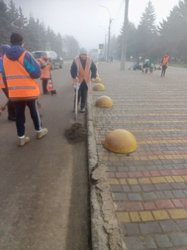Александр Пеняев: Сегодня работники Ясиноватского ЖЭКа трудились на главной улице Ясиноватой