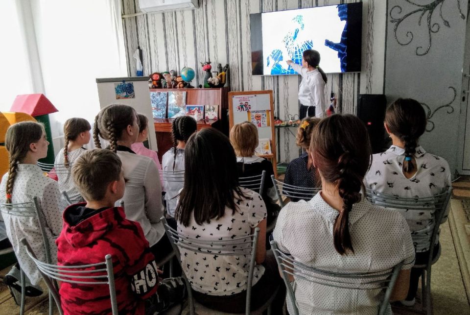 В Харцызске провели акцию «Мир без насилия и слез!»