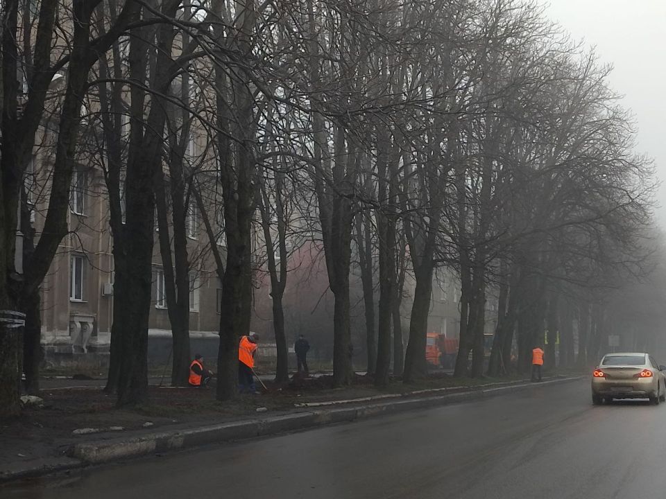 27 ноября, с целью приведения территории в надлежащее санитарное состояние силами МУП АГМ «Перспектива» ведутся работы по уборке и вывозу опавшей листвы по ул. Депутатской