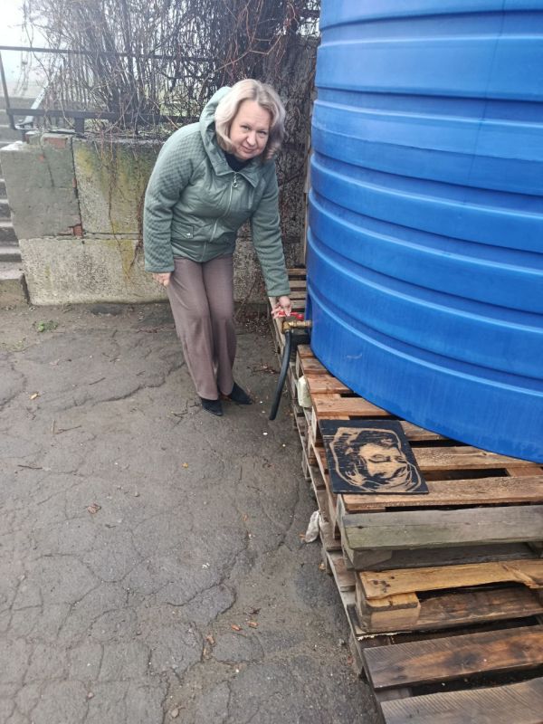 В рамках протокольного поручения Главы Республики Дениса Пушилина депутат Торезского городского совета Яна Оприщенко проконтролировала наполнение установленной ёмкости возле дома 24 на микрорайоне 4