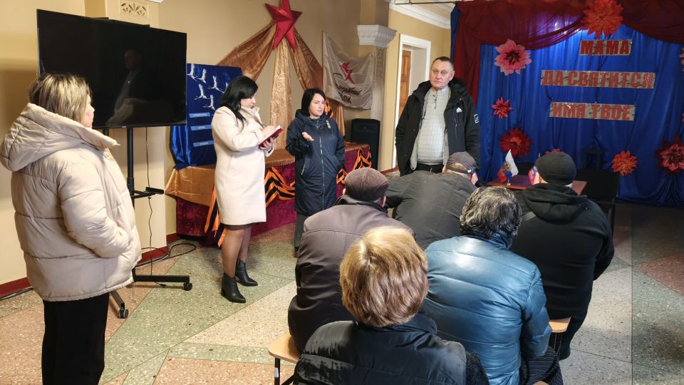 Заместитель главы администрации Волновахского муниципального округа и координатор Женского движения «Единой России» Елена Снисаренко провела встречу с коллективом Новотроицкого дома культуры и местными жителями населенного...