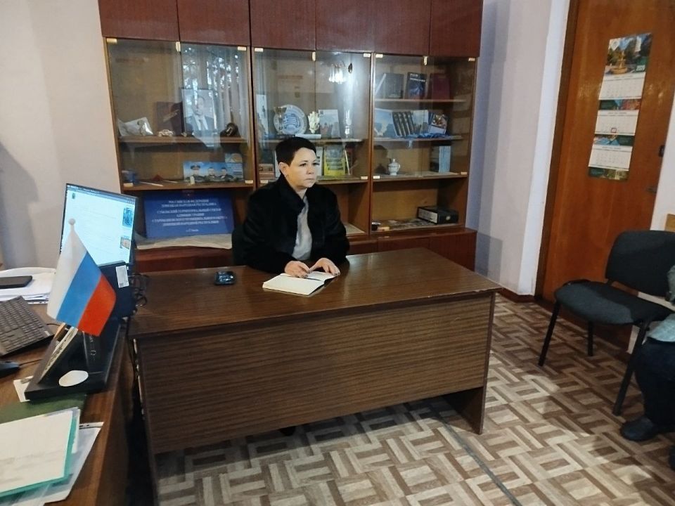 Управляющий делами Администрации Старобешевского округа Евгения Биатова провела сход граждан в селе Стыла