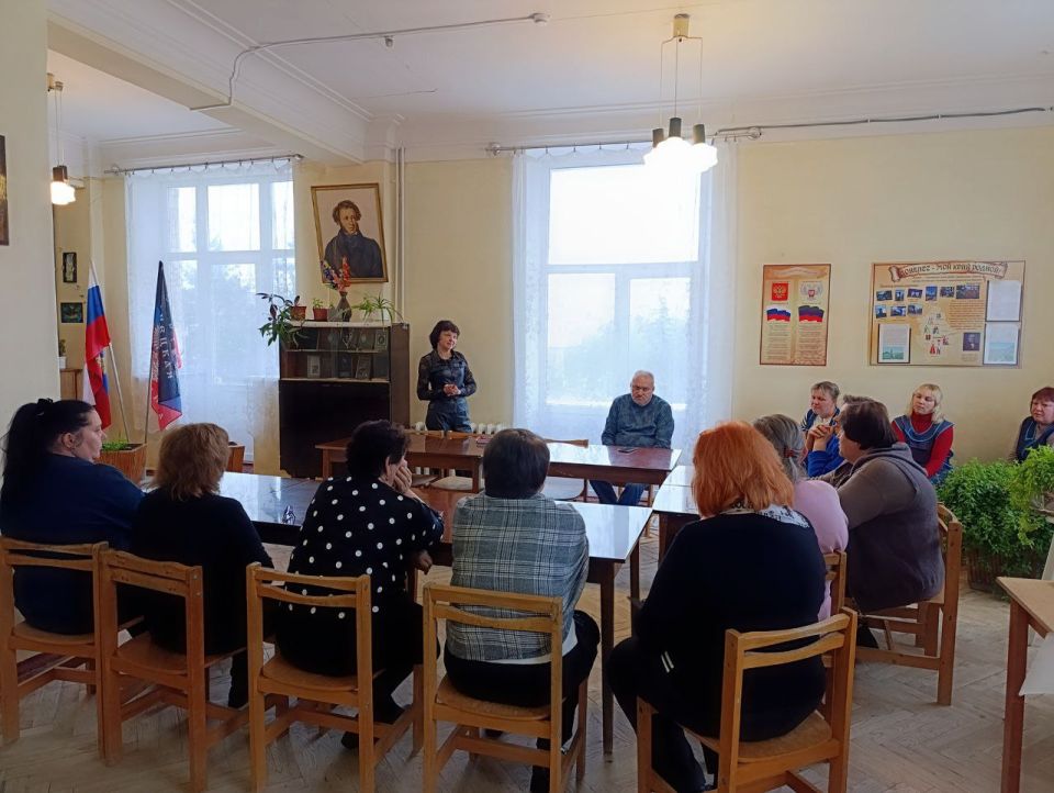 Заместитель главы администрации Амвросиевского муниципального округа Елена Крюкова встретилась с трудовым коллективом Амвросиевского индустриального колледжа