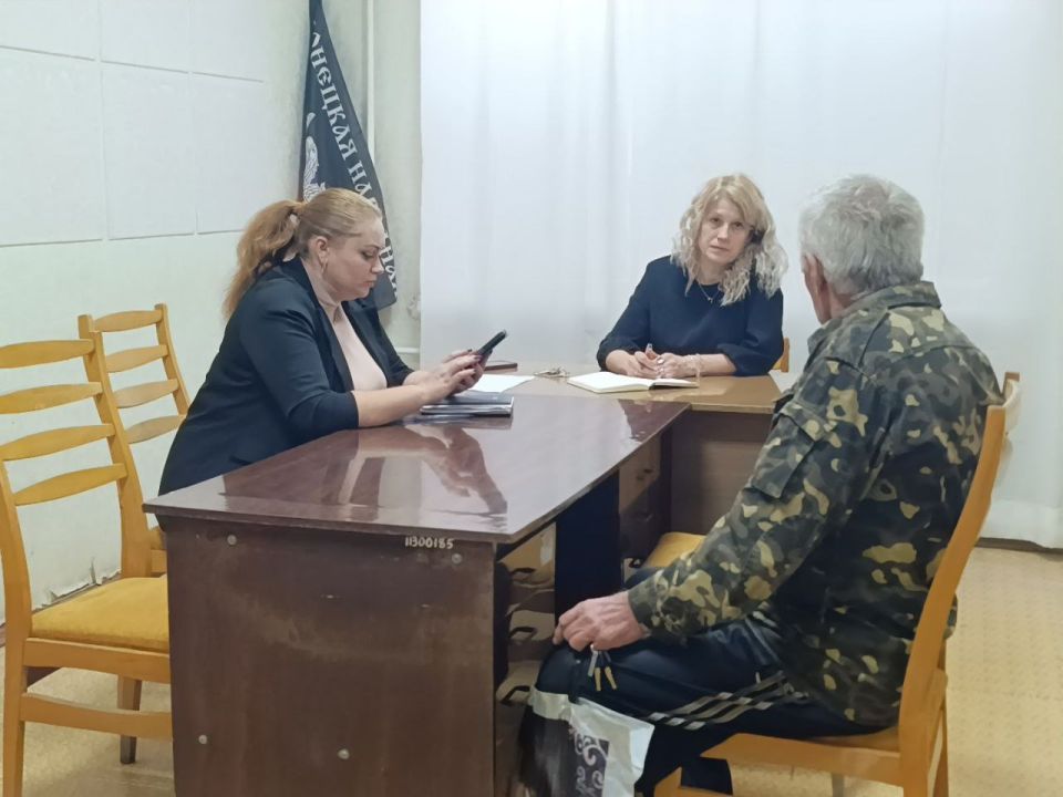 На приём к заместителю главы администрации Амвросиевского муниципального округа Татьяне Разводовой поступило обращение от жителя с. Елизавето-Николаевка по поводу оформления компенсации на приобретение угля