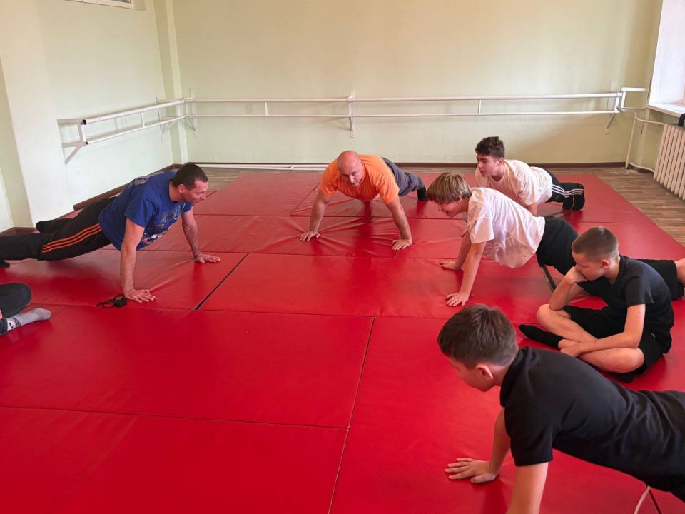 В рамках проекта "Выбор сильных", направленного на популяризацию здорового образа жизни и поддержку детского спорта, по инициативе депутата Ясиноватского муниципального совета Юрия Захарова, в школе №1 города Ясиноватая...