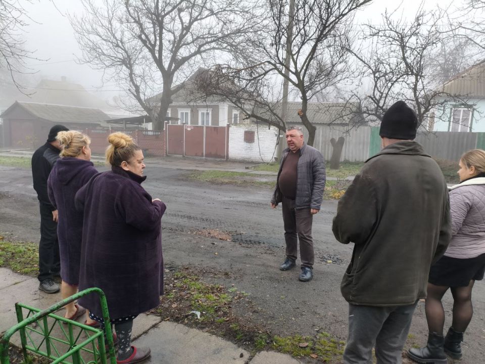 27 ноября Роман Грицай, начальник Пелагеевского территориального отдела администрации городского округа Торез провел встречу с жителями посёлка по улице Интернациональная