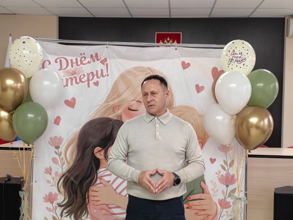 Александр Пеняев: Поздравил с Днем матери всех мам нашего округа