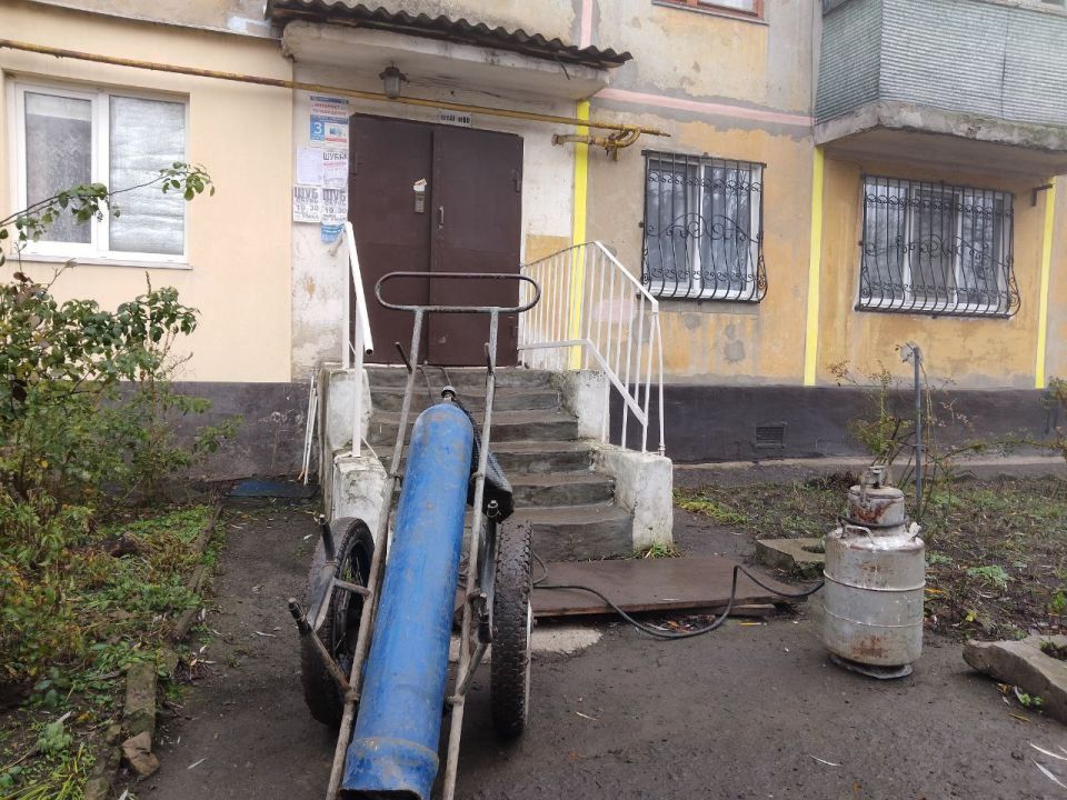 В Кировском внутригородском районе ведутся работы по ремонту внутридомовой системы водоснабжения