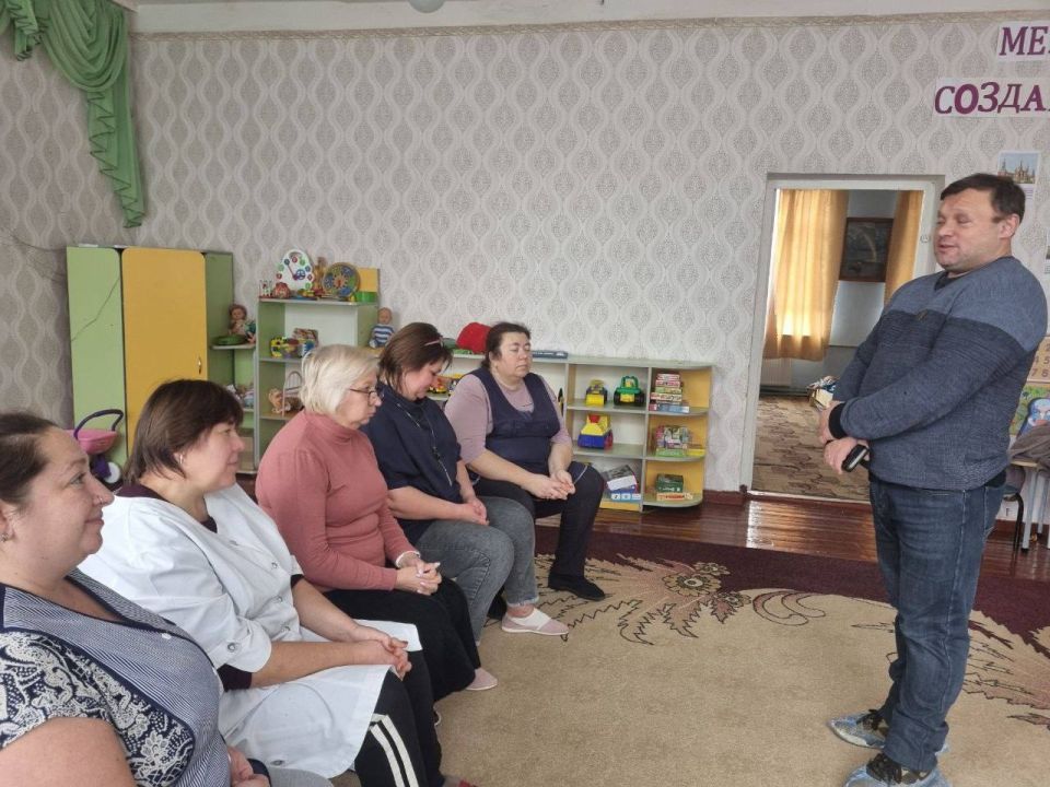 27 ноября по поручению Главы Республики начальник Управления образования Администрации городского округа Харцызск Николай Осипов провел встречу в коллективе ГКДОУ "Детский сад № 19 г.о. Харцызск"