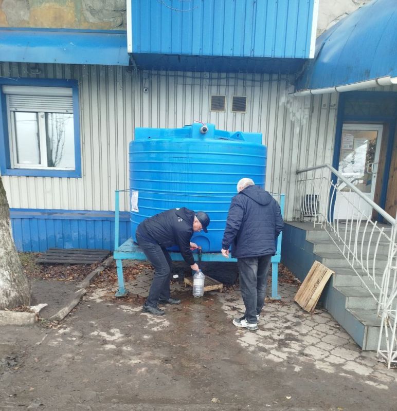 В рамках поручения Главы Республики Дениса Пушилина депутат Торезского городского совета Владимир Зайнутдинов проконтролировал наличие воды в емкости по проспекту Гагарина