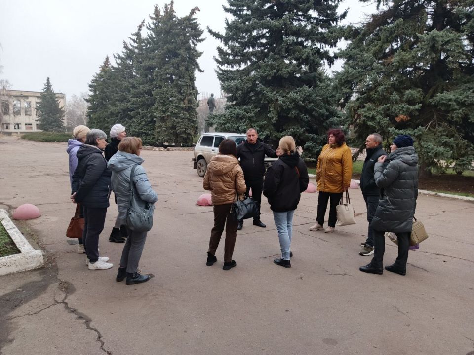 Сегодня, 28 ноября 2025 года, в городе Светлодарск состоялась встреча жителей с Валерием Бессарабом, заместителем главы администрации Дебальцево