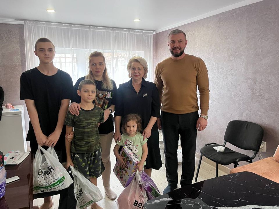 30 ноября 2025 года в России отмечается День матери — праздник, созданный, чтобы вдохновить и поддержать женщин, на которых ложится основная нагрузка по воспитанию детей