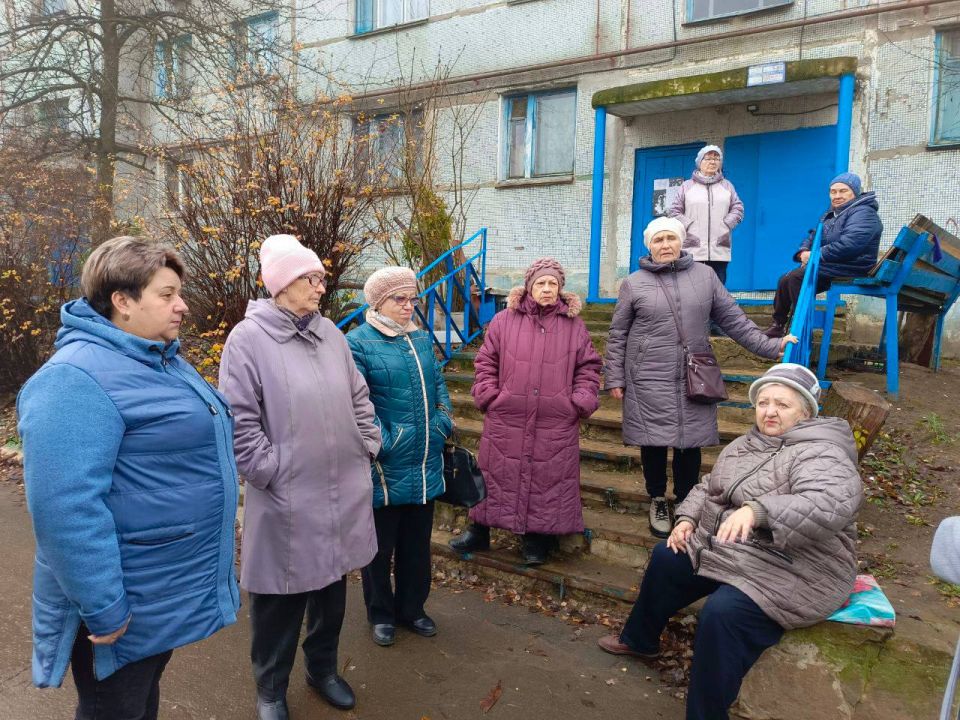Сегодня, 28 ноября, начальник Зугрэсского территориального отдела Наталья Марушка совместно с заместитель начальника Зугрэсского территориального отдела Олесей Литош провели встречу с жителями в городе Зугрэс на улице 60 лет...