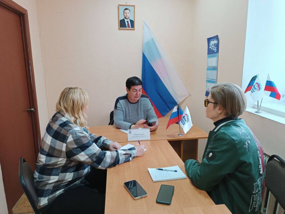 Сегодня, 28 ноября секретари первичных отделений партии «Единая Россия» Червоногвардейского района провёли приём граждан в Общественной приемной Председателя партии «Единая Россия» Червоногвардейского района городского...