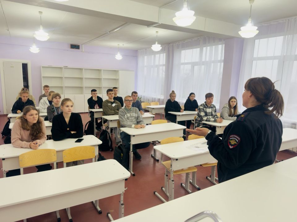 В Ясиноватой полицейские ведут профориентационную работу со старшеклассниками