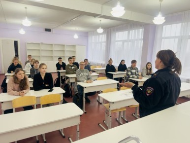 В Ясиноватой полицейские ведут профориентационную работу со старшеклассниками