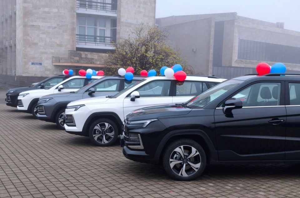 Еще пятеро ветеранов в ДНР получили машины с ручным управлением