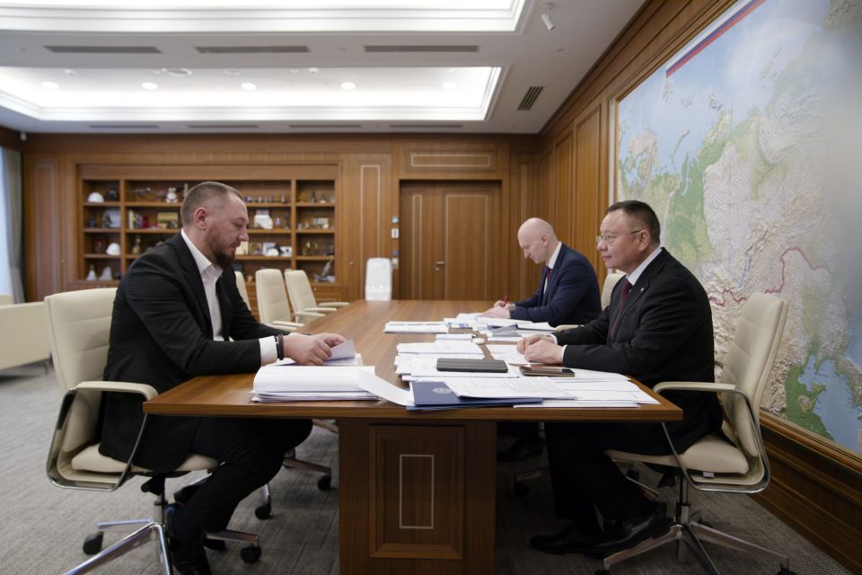 Министр строительства и ЖКХ РФ Ирек Файзуллин провел рабочую встречу с генеральным директором ООО «РКС-НР», дочернего общества подведомственного Министерству ФАУ «РосКапСтрой» Ильдаром Шариповым