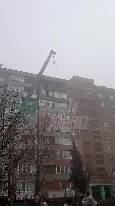 Аварийные балконные плиты демонтируют в Макеевке