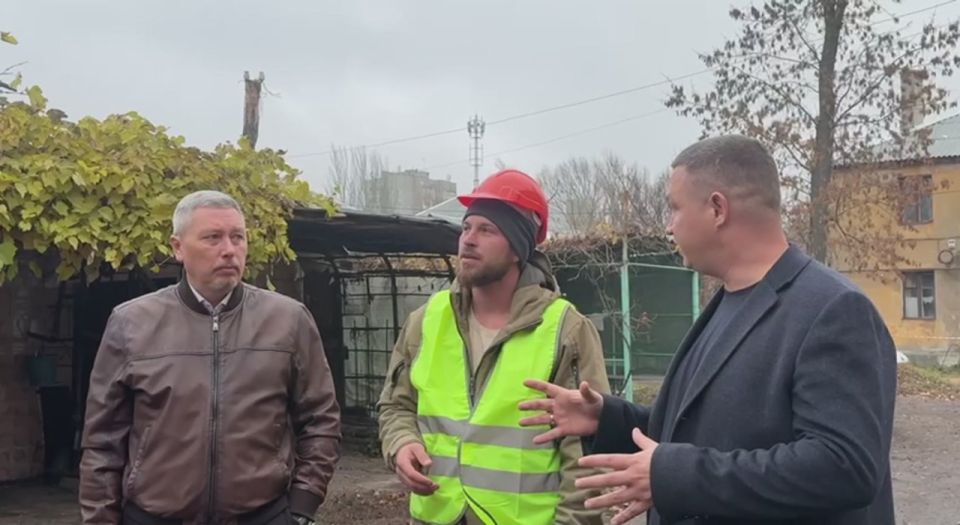 В Макеевке продолжаются работы по ремонту кровель