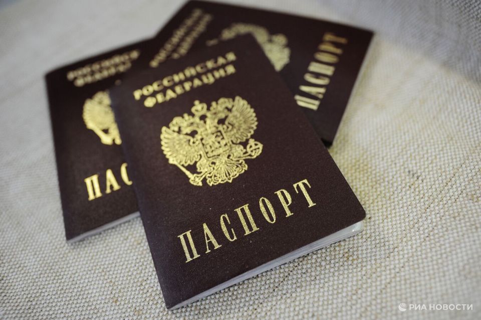 Беженцы из двух районов в ДНР начали получать паспорта России