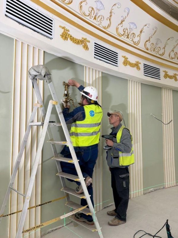 В Мариуполе продолжаются работы по восстановлению Русского драматического театра