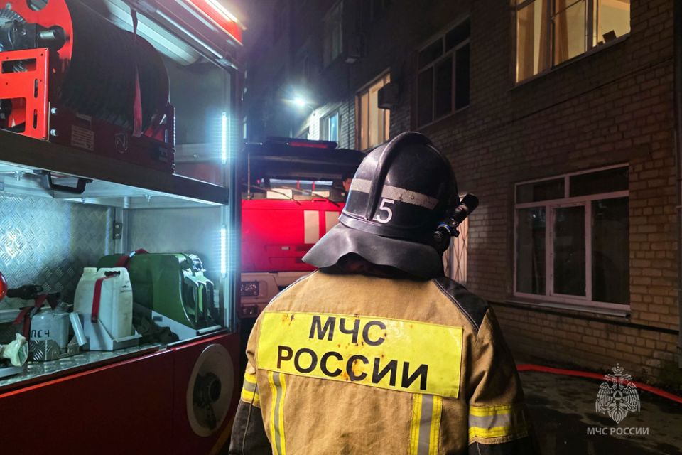 Сотрудники МЧС России предотвратили распространение пожара в донецкой больнице